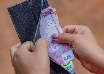 Banco Central emite alerta e pessoa deixa cédulas em sua certeira