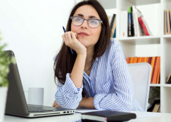 Mulher pensando em participar da iniciativa do governo: Programa Futuras Cientistas