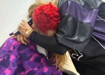 Oruam chorando sendo abraçado por sua noiva