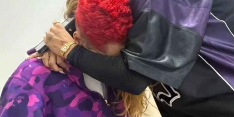 Oruam chorando sendo abraçado por sua noiva