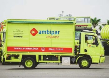 Um caminhão da Ambipar estacionado