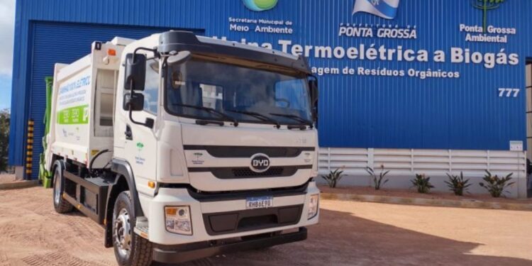 BYD ET8 - Caminhão de coleta estacionado
