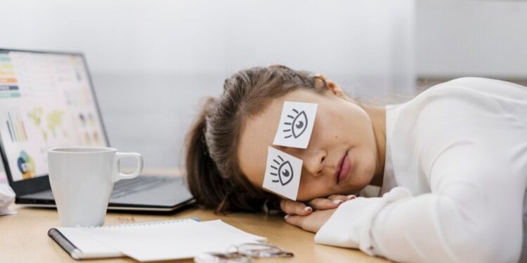 Uma mulher no escritório que decidiu Dormir depois do almoço