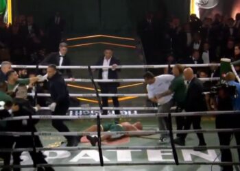 Filho do Popó e equipe; Wanderlei Silva estirado no chão do ringue