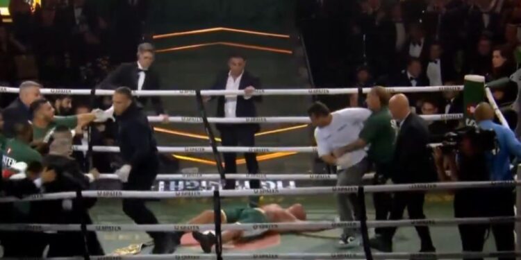 Filho do Popó e equipe; Wanderlei Silva estirado no chão do ringue