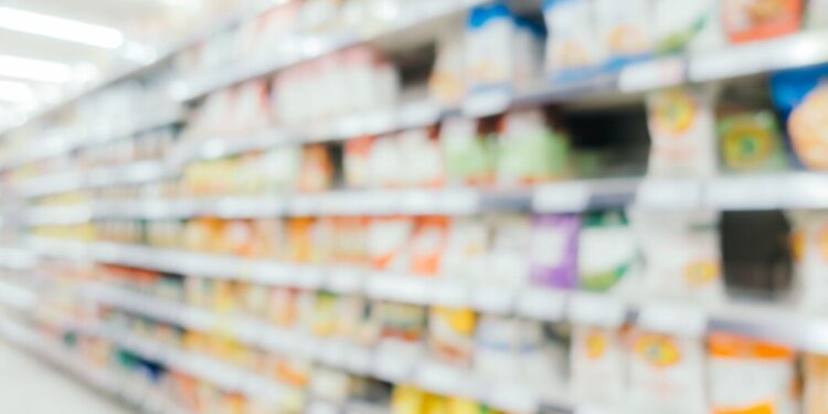 Prateleira embaçada onde ficam produtos como refrigerante