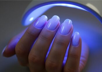 Unha de gel em uma cabine UV