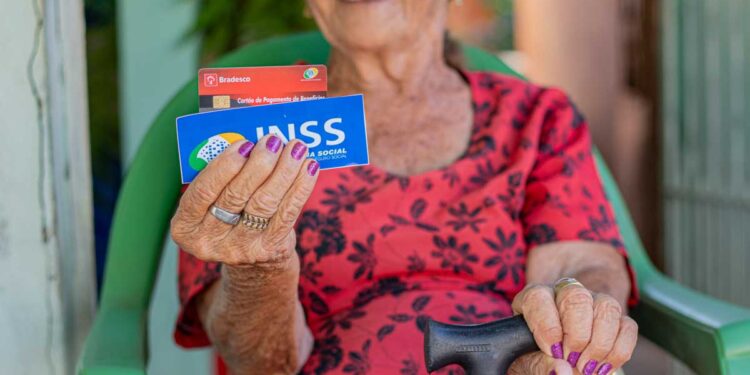 Auxílio de R$ 1.518 está disponível para idosos com 65, 66, 67, 68, 69 e 70 anos