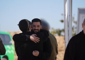 Israel: Quem são os 20 reféns soltos nesta madrugada pelo Hamas