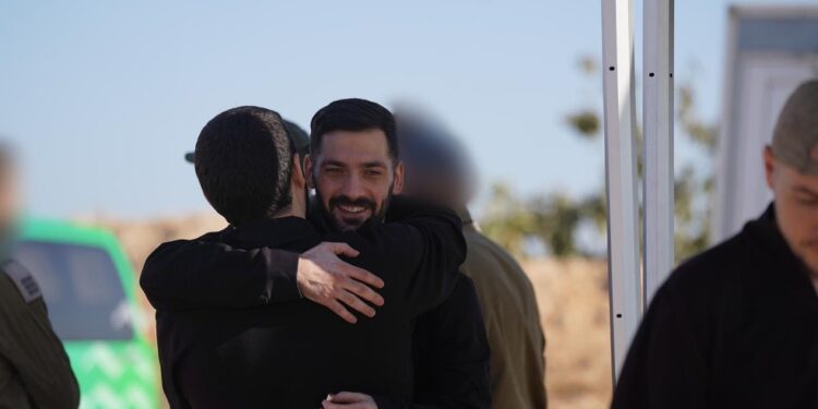 Israel: Quem são os 20 reféns soltos nesta madrugada pelo Hamas