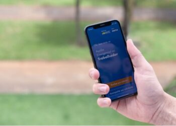 Uma pessoa vendo a tela do Auxílio Emergencial em seu aplicativo