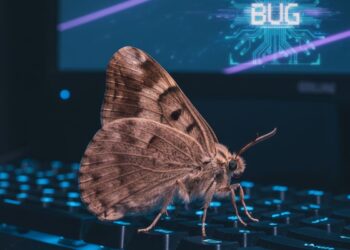 Imagem de uma mariposa representando um bug em cima do teclado de um computador