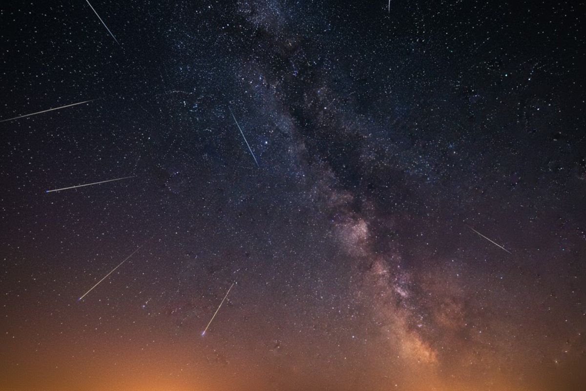 Chuva de meteoros iluminando o céu escuro