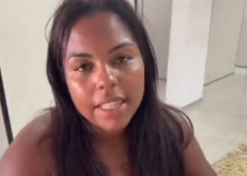 Diva do Cras Assinando documento que a exclui dos benefícios sociais