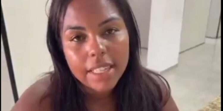 Diva do Cras Assinando documento que a exclui dos benefícios sociais