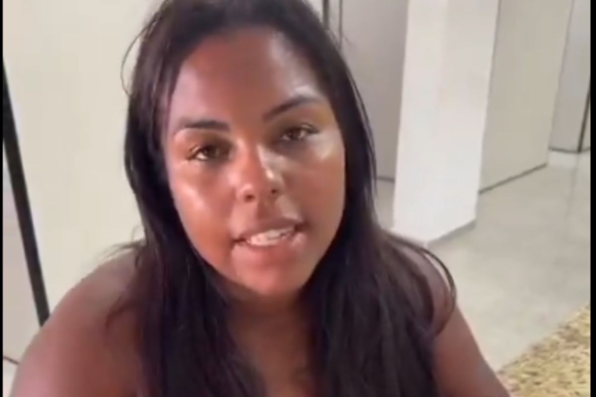 Diva do Cras Assinando documento que a exclui dos benefícios sociais