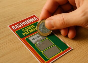 Imagem de um bilhete da loteria instantânea sendo raspada
