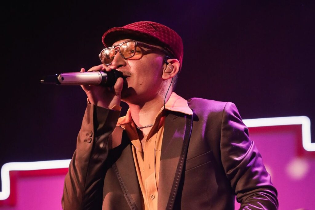João Gomes cantando no Tyne Desk