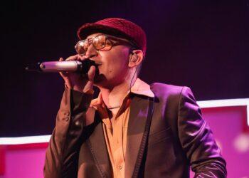 João Gomes cantando no Tyne Desk