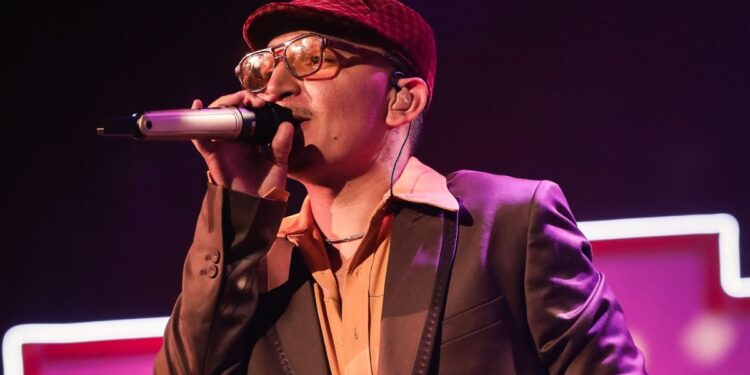 João Gomes cantando no Tyne Desk