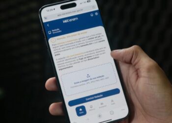 Um aluno usando o Mec ENEM em seu celular