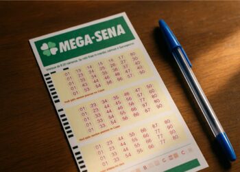 Um bilhete de Mega-Sena em cima da mesa de madeira