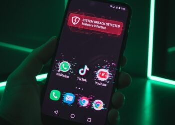 Imagem do celular com novo vírus espião na tela