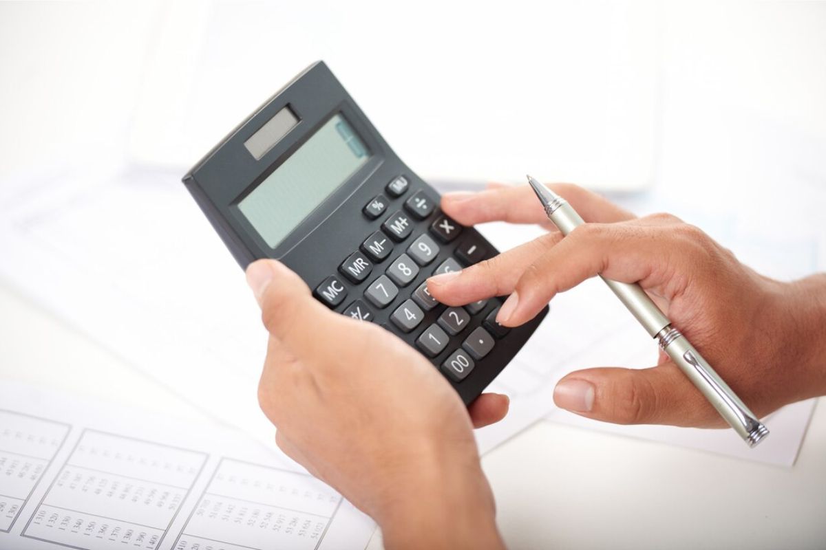 Uma pessoa com a calculadora tentando ver sua Renda per capita