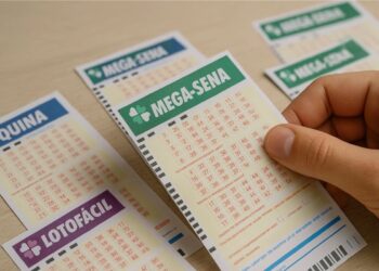 Uma pessoa com bilhetes de loterias esperando o resultado