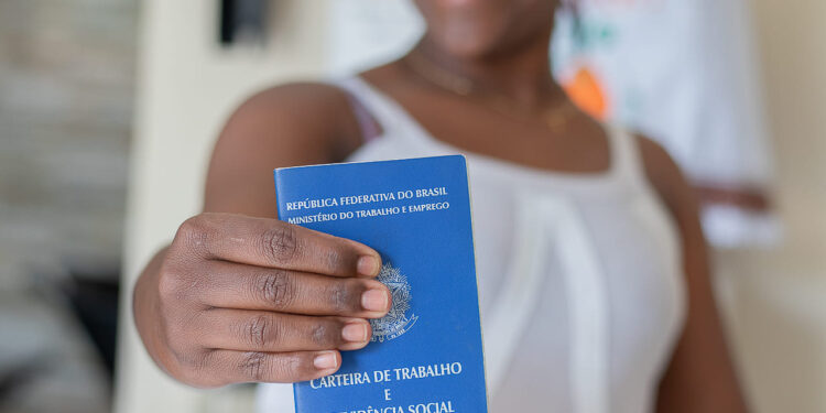 Trabalhador CLT que vive de baixa renda vai receber R$ 300 por mês do governo Lula