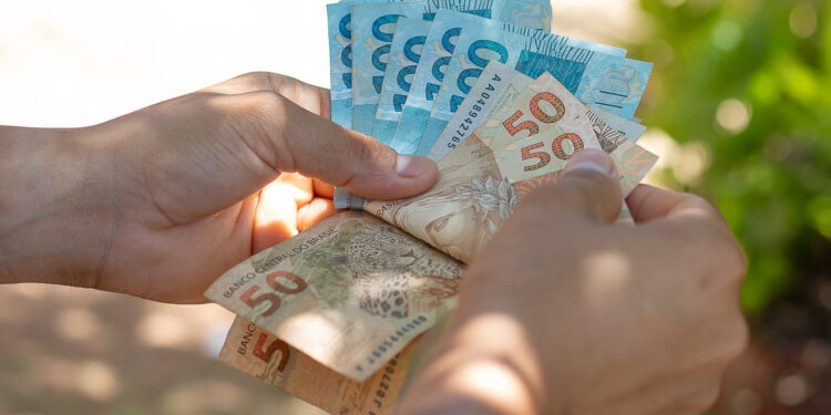 Quem trabalhou com carteira assinada em 2023 vai receber R$ 1.518 nesta quarta (15/10)