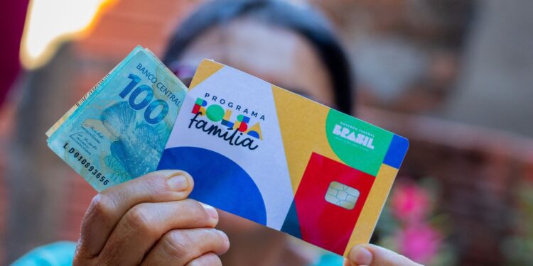 Bolsa Família: Como emitir a 2ª via do RG com biometria para garantir o acesso ao benefício em novembro