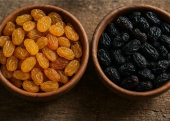 Passas douradas e pretas em dois potes separados