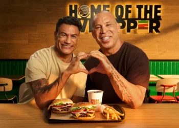 Popó e Wanderlei Silva deixam o ringue e estrelam propaganda inusitada sobre reconciliação