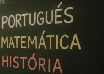 Palavras em português na lousa escura