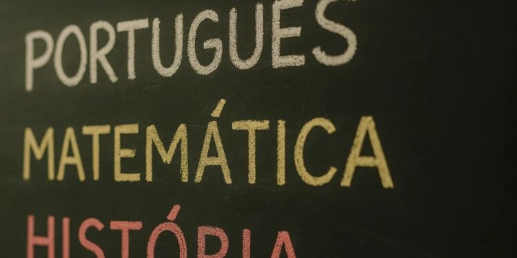 Palavras em português na lousa escura