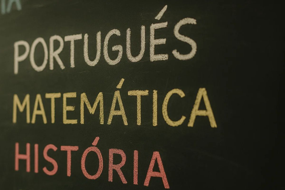 Palavras em português na lousa escura