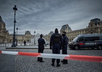 Cenário de filme: Por que é tão difícil desvendar o roubo do Louvre em Paris?