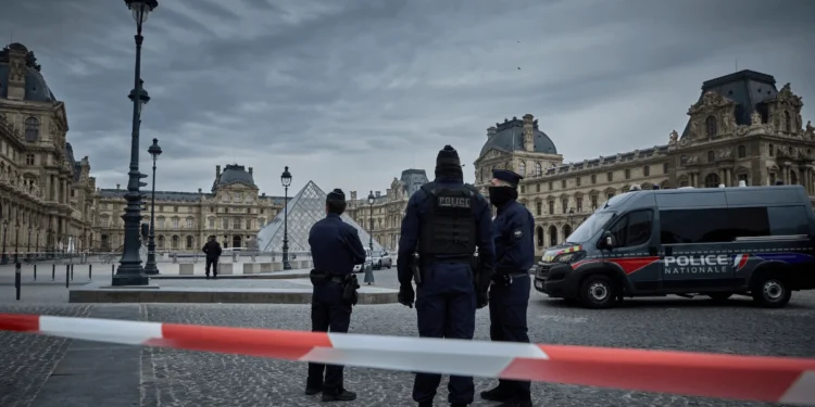 Cenário de filme: Por que é tão difícil desvendar o roubo do Louvre em Paris?