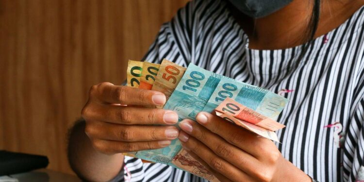 13º salário: Quando a empresa vai depositar a primeira parcela?