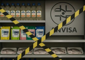 Produtos suspensos pela Anvisa em uma prateleira