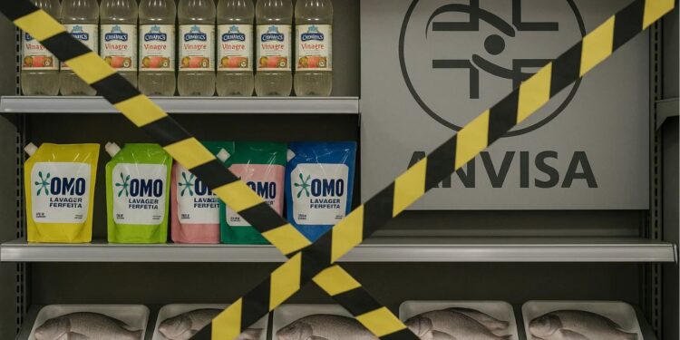 Produtos suspensos pela Anvisa em uma prateleira