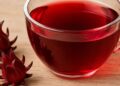 Chá de hibisco em uma xícara