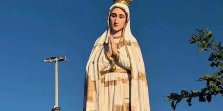 Estátua de Nossa Senhora na cidade de Crato