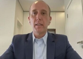 Rodrigo Manga falando ao vivo