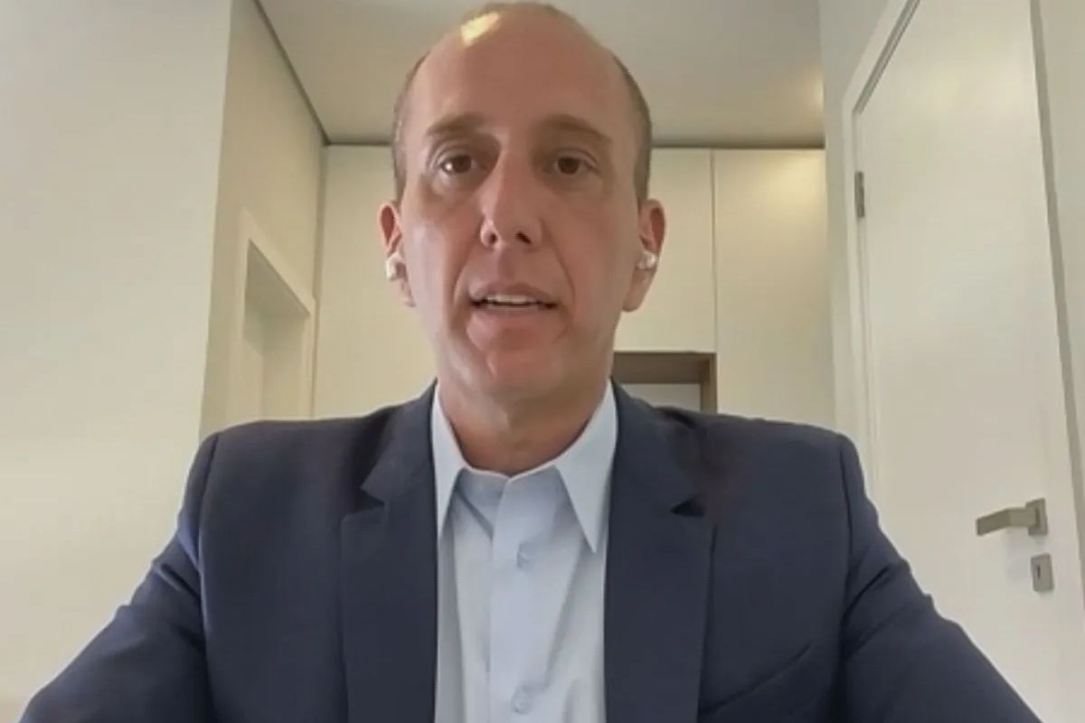 Rodrigo Manga (prefeito tiktoker) falando ao vivo