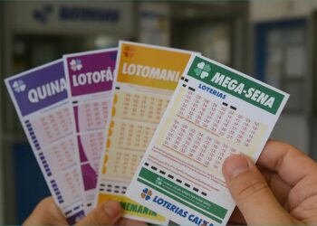 Uma pessoa com bilhetes das loterias Caixa após apostar pela Surpresinha