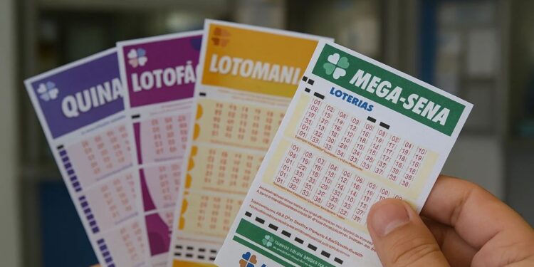 Uma pessoa com bilhetes das loterias Caixa após apostar pela Surpresinha