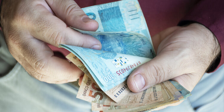 13º salário: Quanto a empresa pode descontar nessa primeira parcela?