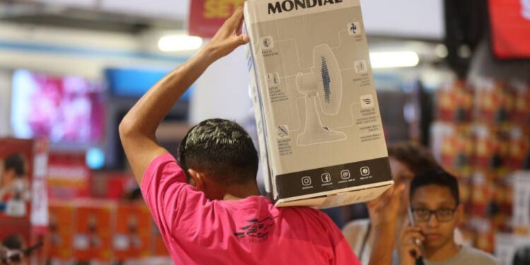 Online ou presencial: descubra o que impulsiona mais vendas, segundo a Serasa!